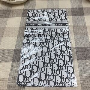 20 Sheets Dior Black/White
Flower Water Proof Flower Wrap
22"X22"